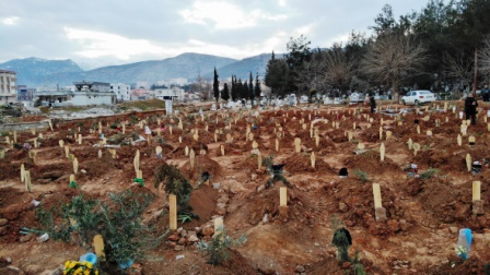 Yarım kalan hikayeler mezarlara yansıdı: Depremde ölenlerin mezarları yürekleri burktu