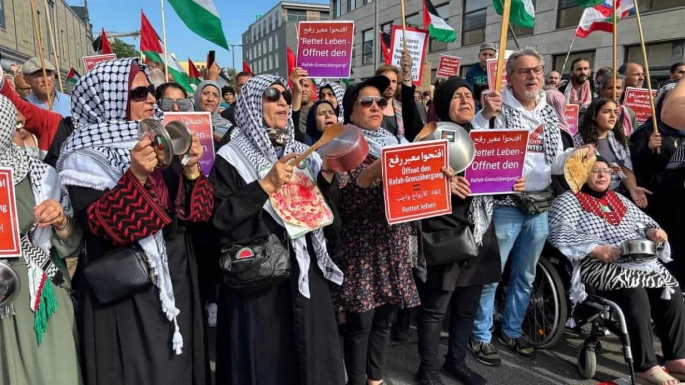 Berlin’deki Mısır Büyükelçiliği önünde 