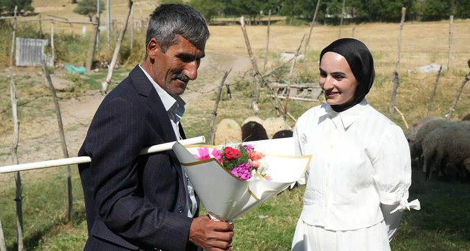Çimen, YKS sevincini babasıyla çiçekli sürprizle paylaştı