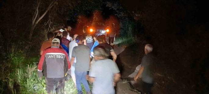 Oltu’da otomobil sel sularına kapıldı: Sürücü araçtan atladı, eşi sürüklendi