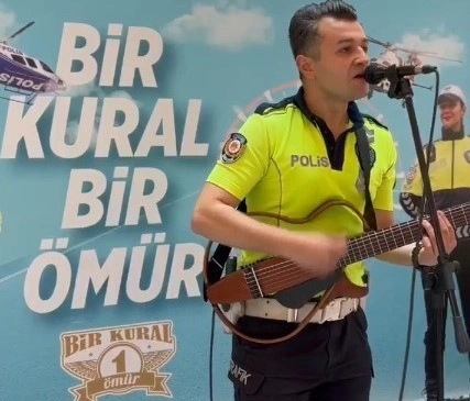 Trafik polisi sahneye çıktı, gitarı ve sesiyle gönüllere dokundu