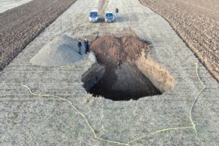 15 metre ile obruğun içerisine düşmekten kurtuldu