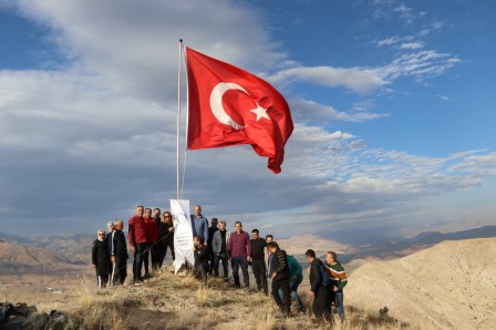 187 şehit öğretmenin adını yazdıkları bayrak direğini 1600 metre yüksekliğindeki dağa diktiler