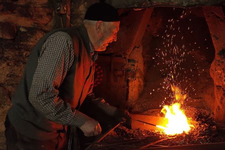 80 yaşında 30 köyün tarım aleti ihtiyacını karşılıyor