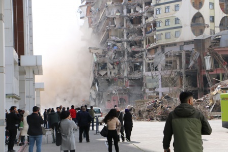 89 kişinin öldüğü iş merkezi bir dokunuşta yıkıldı