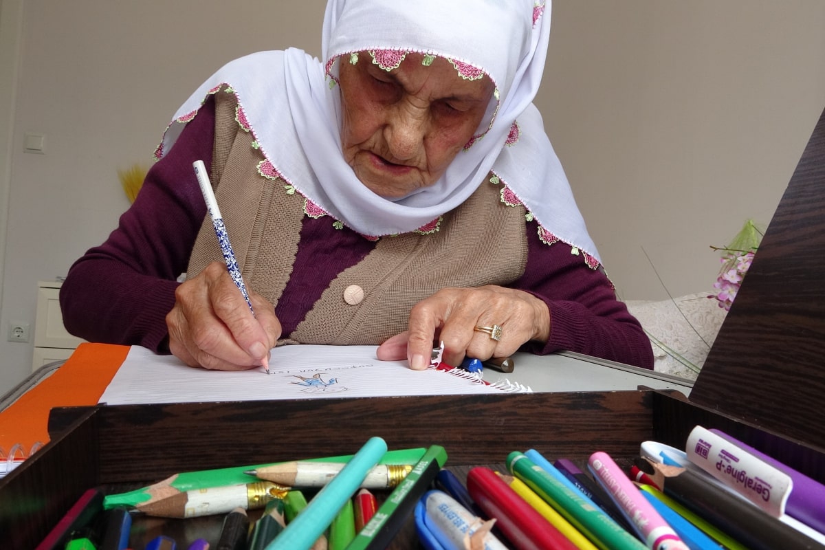 90 yaşından sonra resim yapmaya başladı, 2 yılda 200 resim çizdi