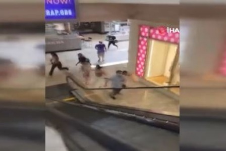 ABD'deki bir alışveriş merkezinde duyulan patlama sesleri paniğe neden oldu
