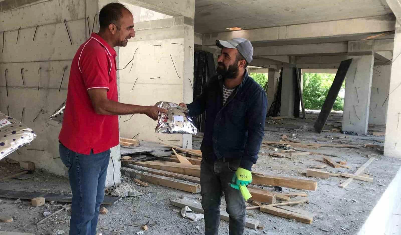 Ağrı’da Kızılay gönüllüleri babaların yüzünü güldürdü