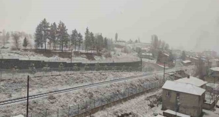 Aşkale güne kar ile uyandı