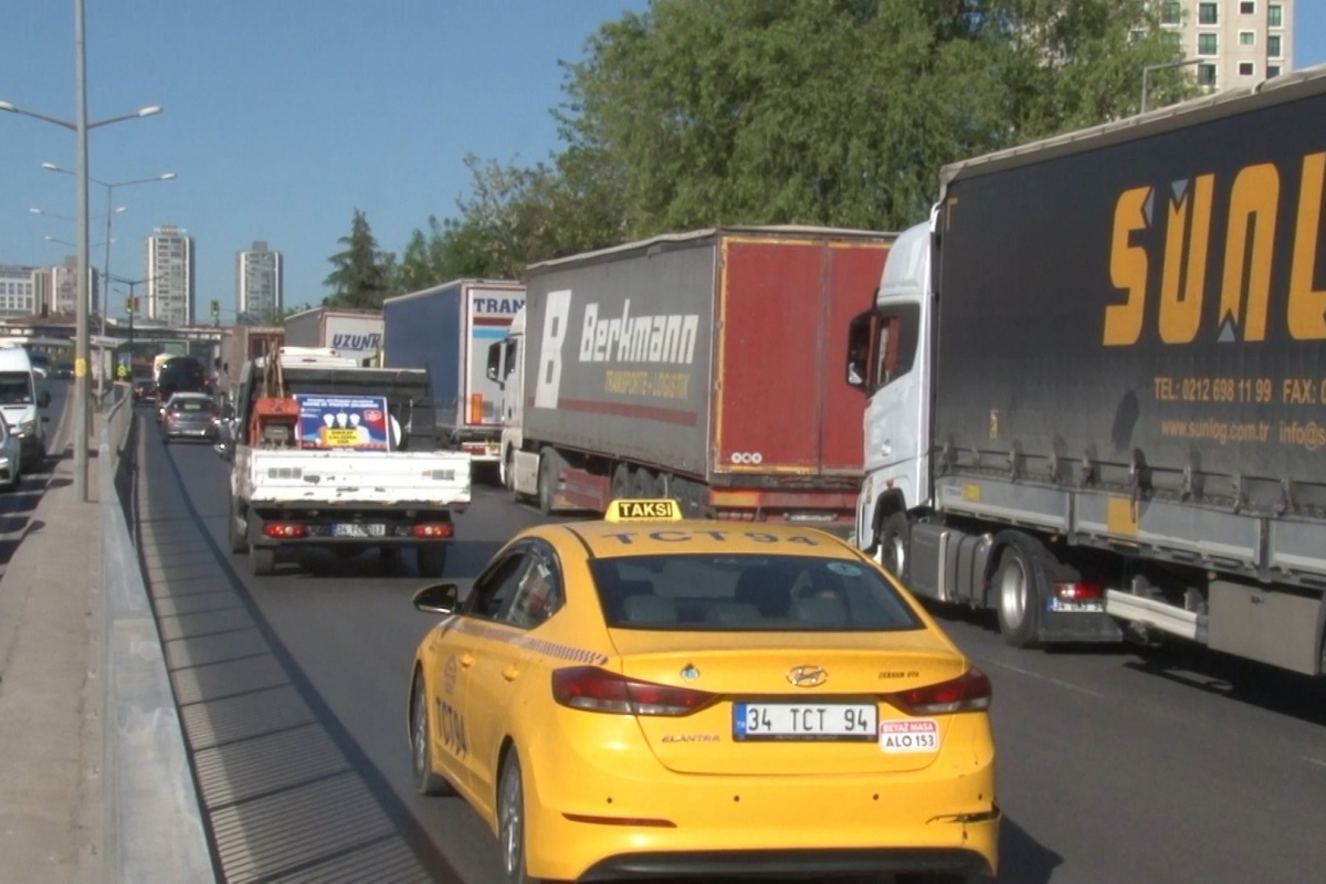 Ataşehir'de yolu kilitleyen tır trafiği 10 gündür devam ediyor