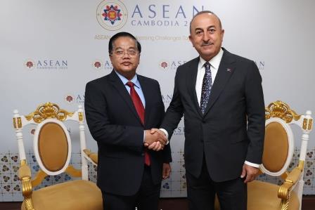Bakan Çavuşoğlu, Kamboçya Müslümanlardan Sorumlu Kıdemli Bakanı Hassan ile görüştü