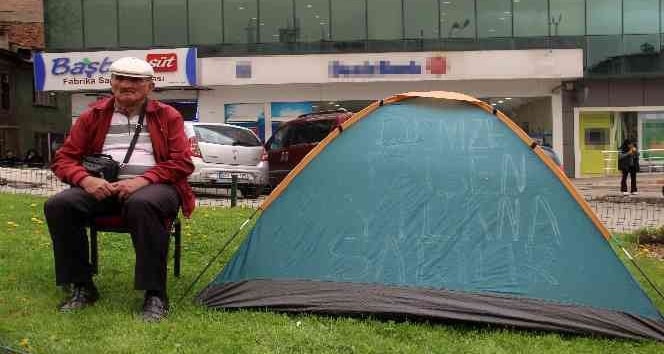 Banka önüne çadır kurdu, gece gündüz eylem nöbetinde