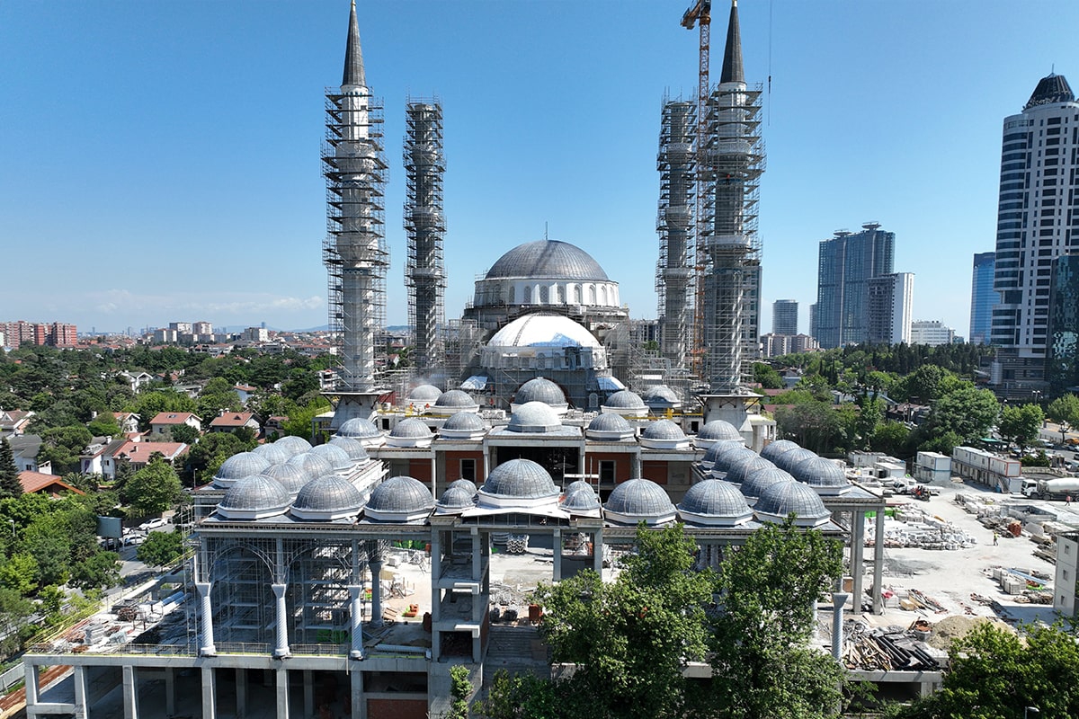 Barbaros Hayrettin Paşa Camii'nin halısı mavi tonlarında olacak