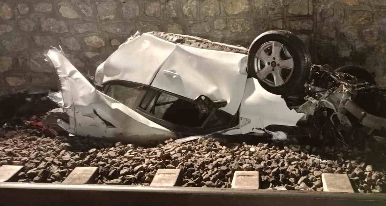 Bariyere çarpan otomobil ikiye bölünüp tren rayına düştü: 1 ölü, 2 ağır yaralı