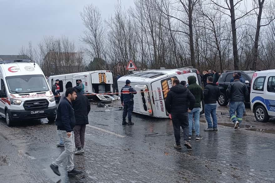 Bartın’da işçi servisleri kaza yaptı: 1 ölü, 15 yaralı