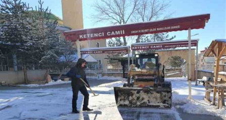 Bayburt Belediyesinin kar mesaisi aralıksız devam ediyor