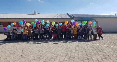 Bileklik tasarladı çocuklara hediye ettiler