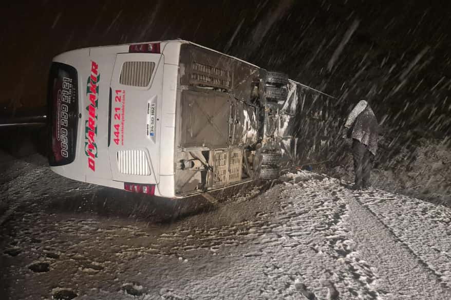 Bingöl’de kontrolden çıkan yolcu otobüs yan yattı: 21 yaralı