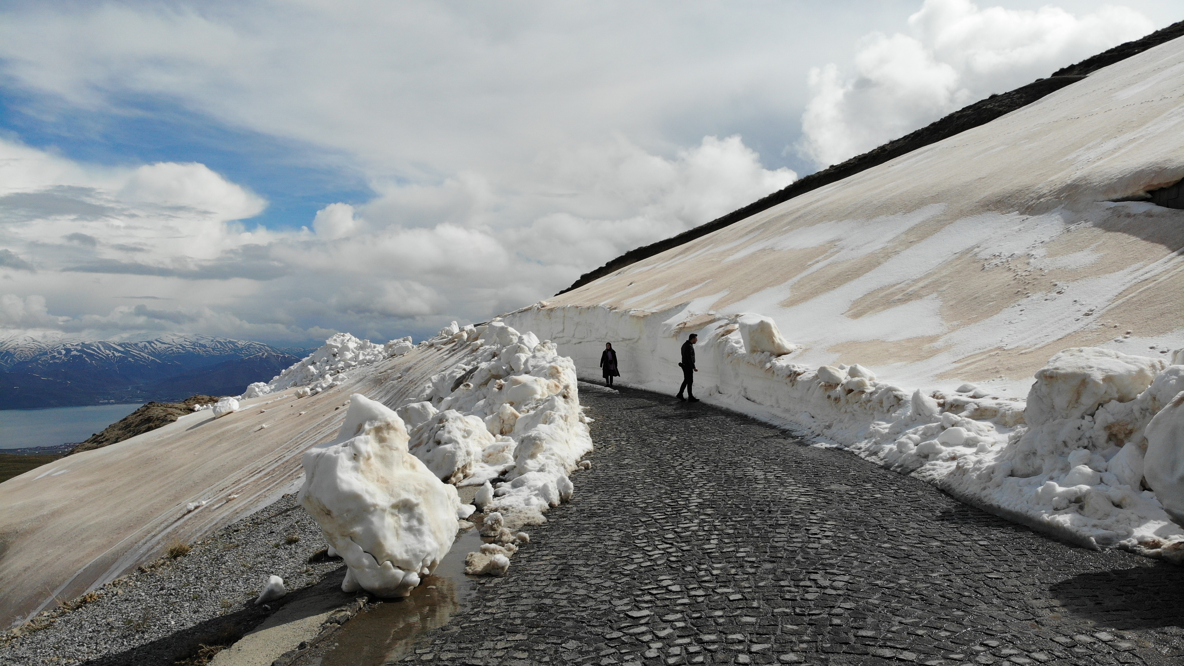 Bitlis'te kar esareti devam ediyor