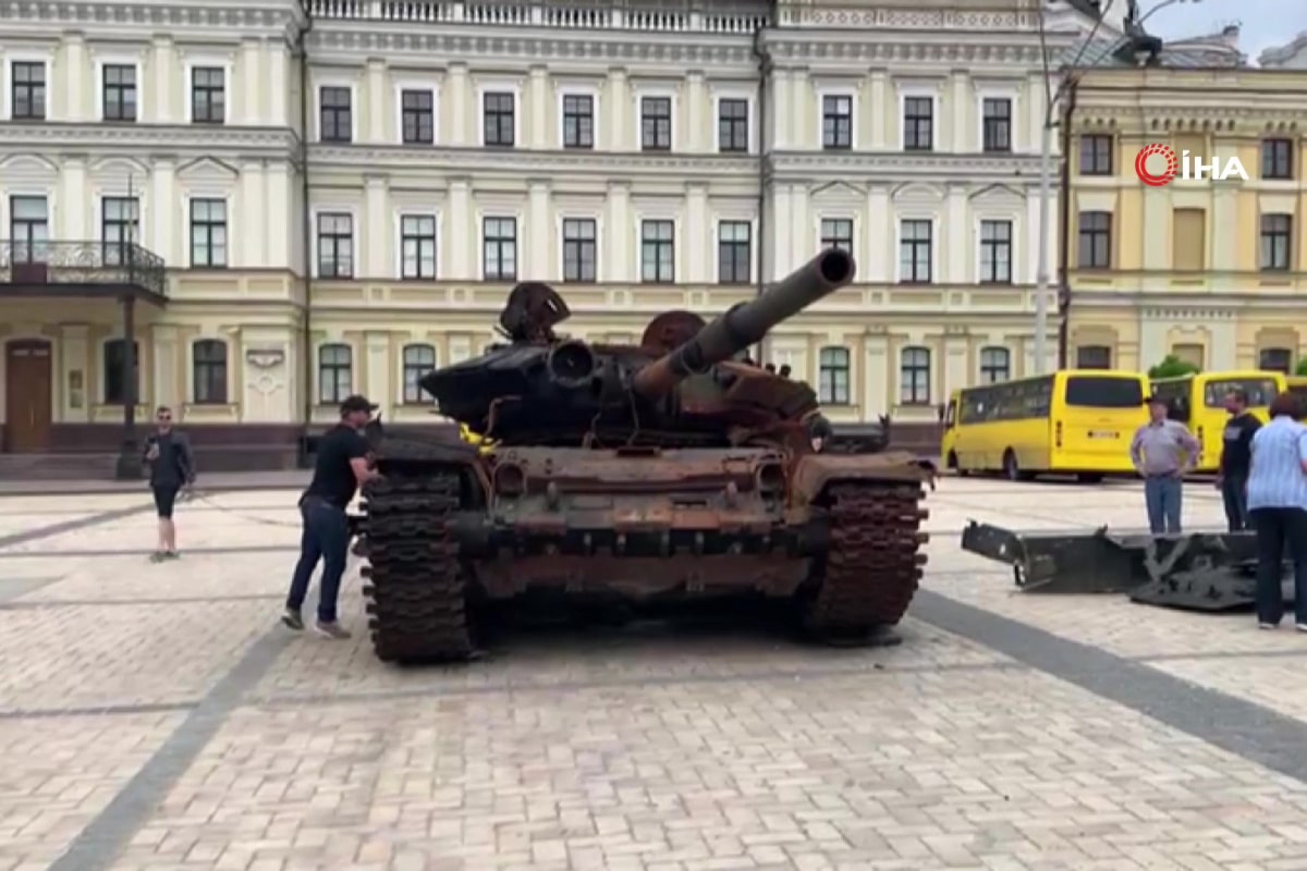 Bucha ve Irpin'de imha edilen Rus tankları Kiev'de sergileniyor