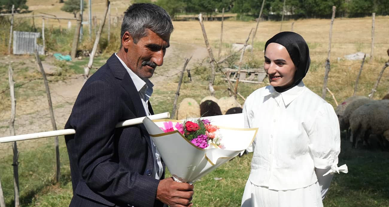 Çimen, YKS sevincini babasıyla çiçekli sürprizle paylaştı