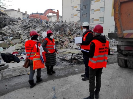 Deprem bölgesini inceleyerek 'Enkaz Yönetim Rehberi' hazırladılar