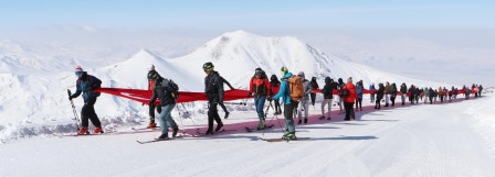 Depremde 19 kişiyi kurtaran Erzurumlu dağcılar, ölenleri de Palandöken'in zirvesinde andı