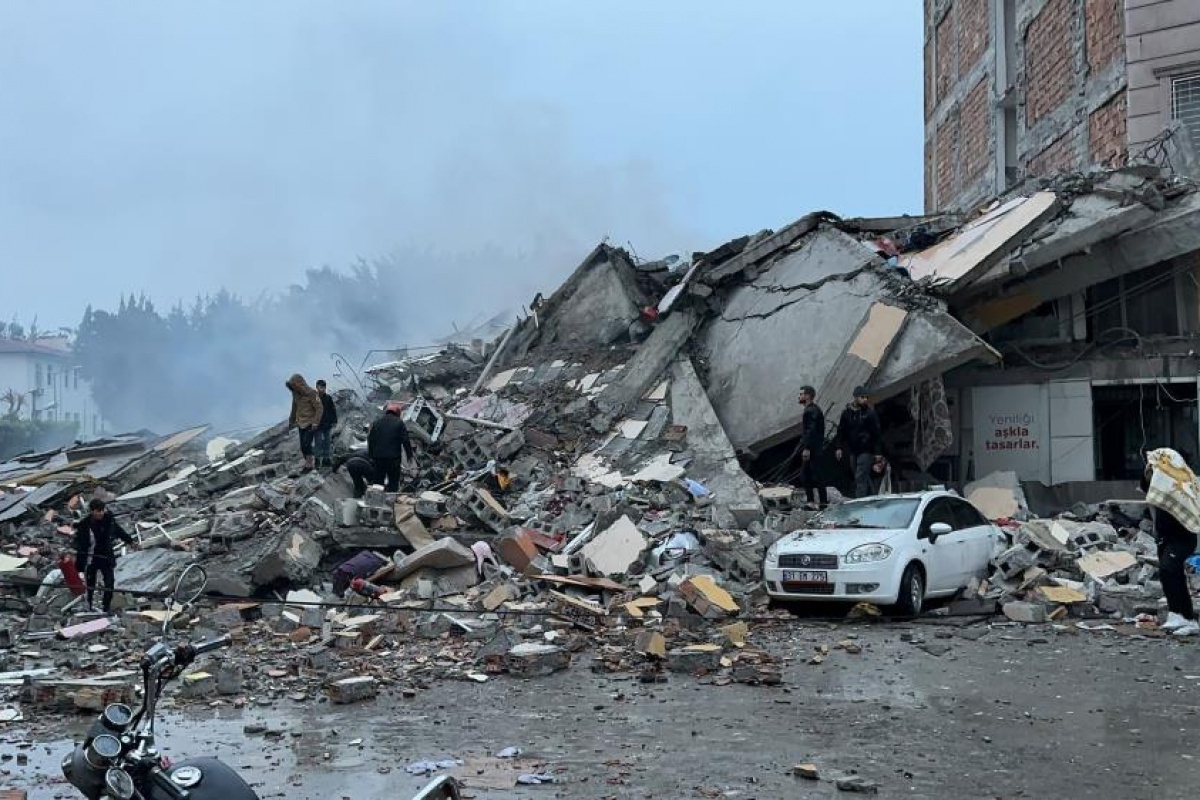 Depremde ağır bilanço! 284 kişi hayatını kaybetti, 2 bin 323 kişi yaralandı... Bin 710 yıkılan bina var