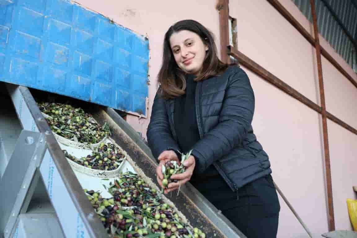 Depremde ailesini kaybeden genç kadın, ampute olan bacağıyla babasından kalan fabrikanın başına geçti