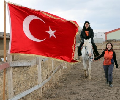 Depremzede ailelere atlı terapi