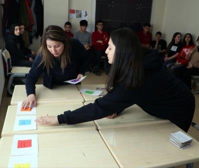 Depremzede öğrenci 'hafıza kartları' projesiyle zorlandığı dersleri, oyuna dönüştürüp başarılı oldu