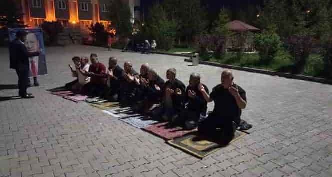 Depremzedeler Erzurum'da şükür namazı kıldı