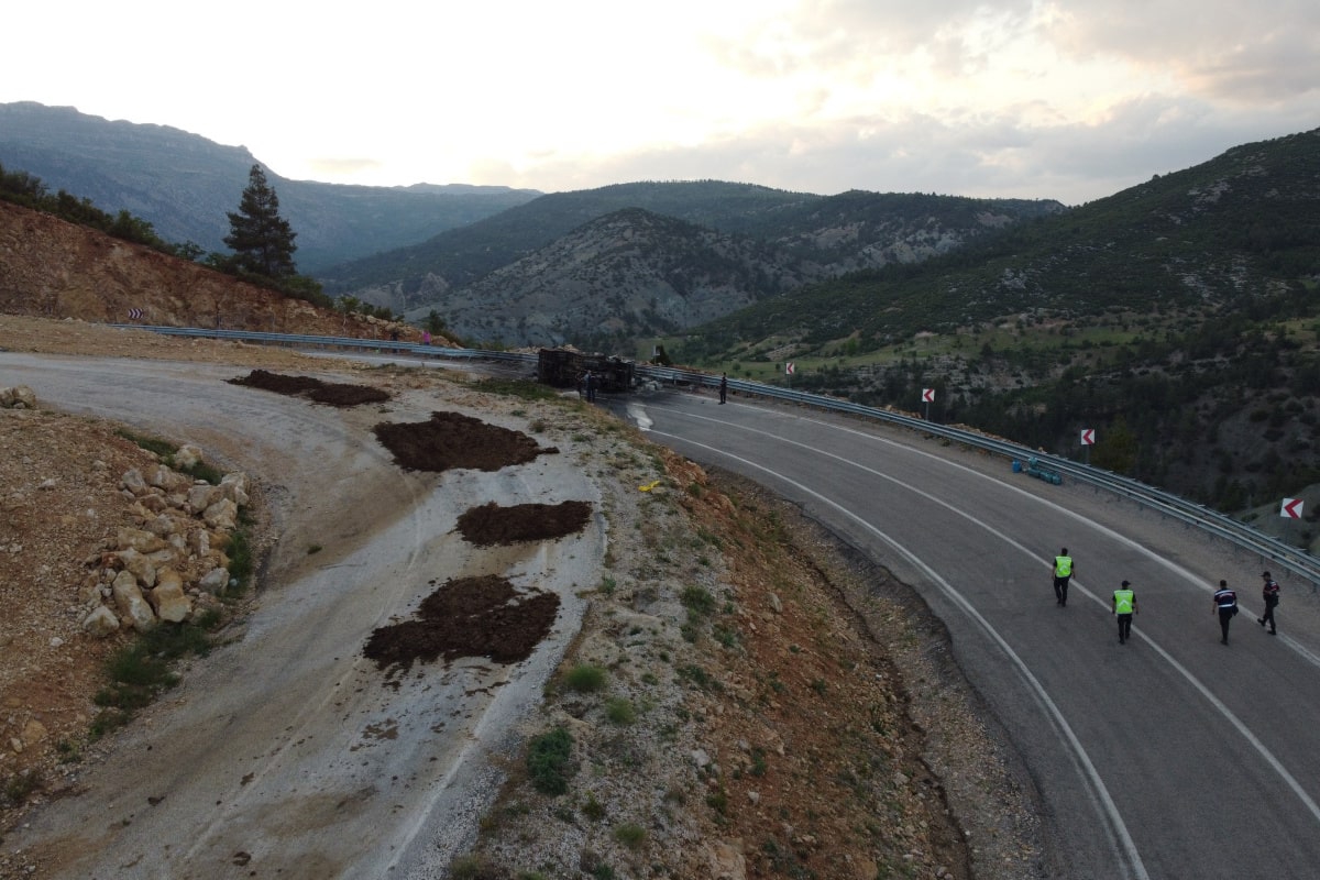 Devrilen kamyonetteki tüpler bomba gibi patladı: 2 yaralı