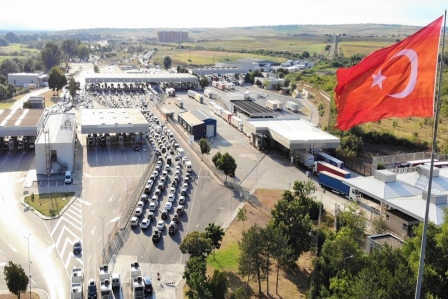 Dönüş yolundaki gurbetçiler gümrük kapılarında metrelerce kuyruk oluşturdu