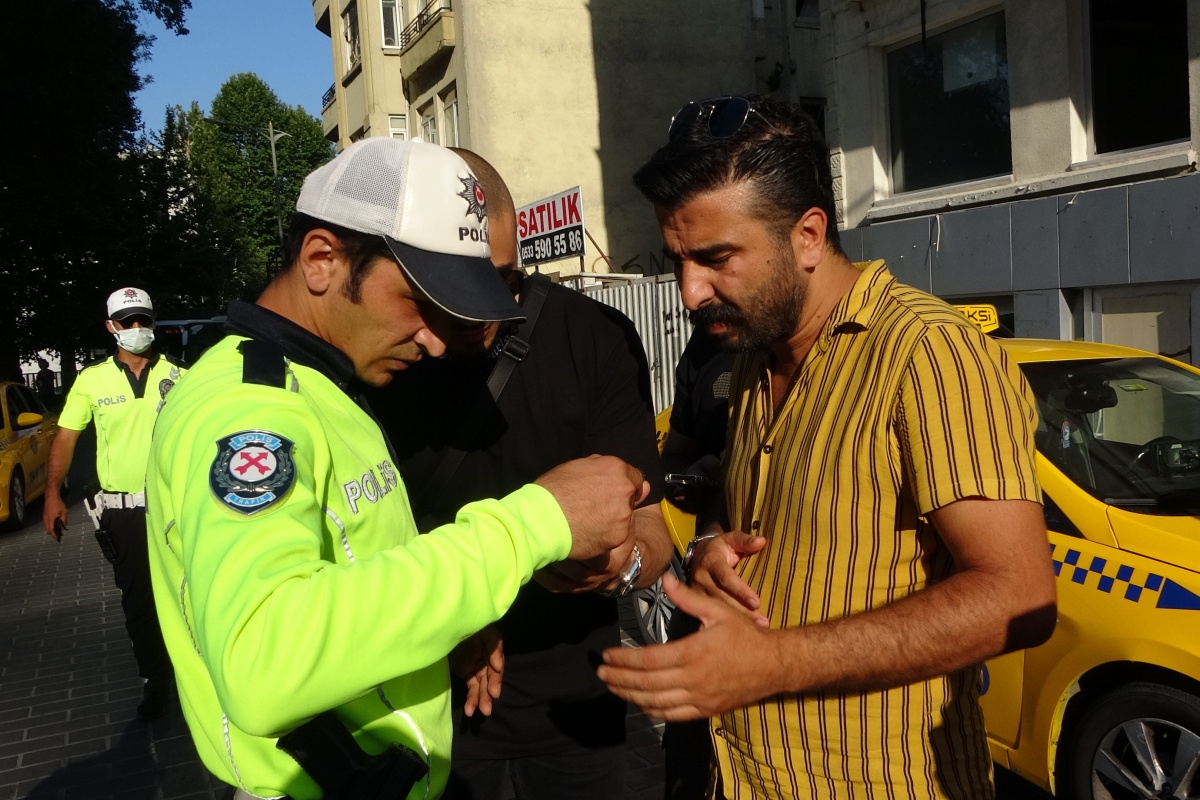 Ehliyetsiz turistler görevlerini yapan polislerin önce fotoğraflarını çekti, sonra rüşvet teklif etti