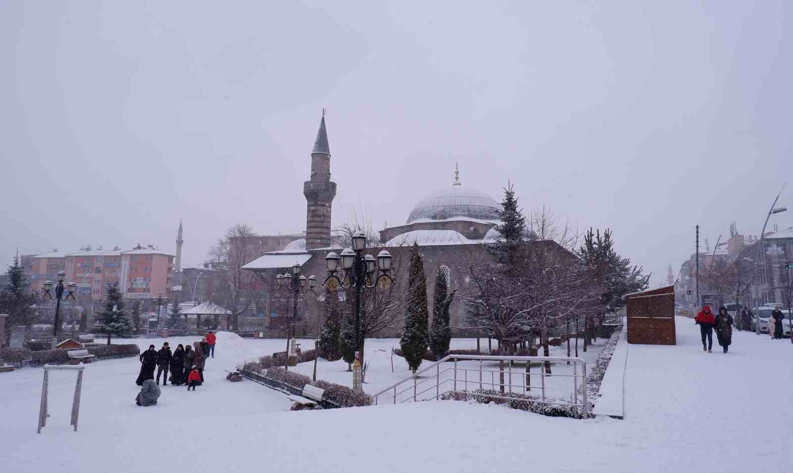 Erzurum’da kar yağışı etkili oluyor, 144 köy yolu kapalı