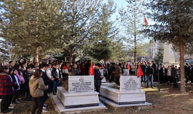 Erzurum'da Öğrenciler şehitliği ziyaret ederek dua etti