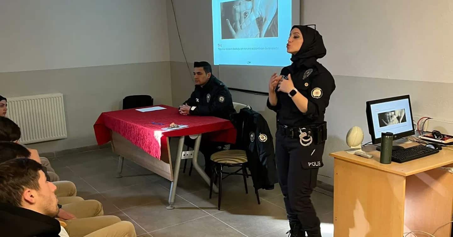 Erzurum'da Polisten Çocuklara ve Gençlere Bilgilendirme