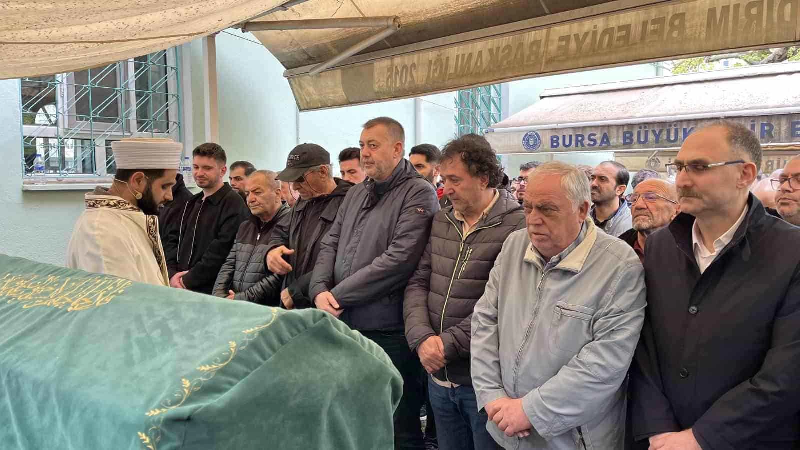 Eşi ve oğlunun yanına defnedildi