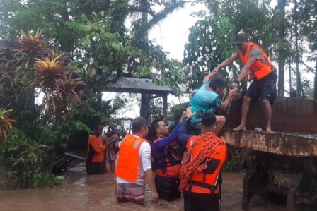 Filipinler'deki sel felaketinde can kaybı 32'ye yükseldi