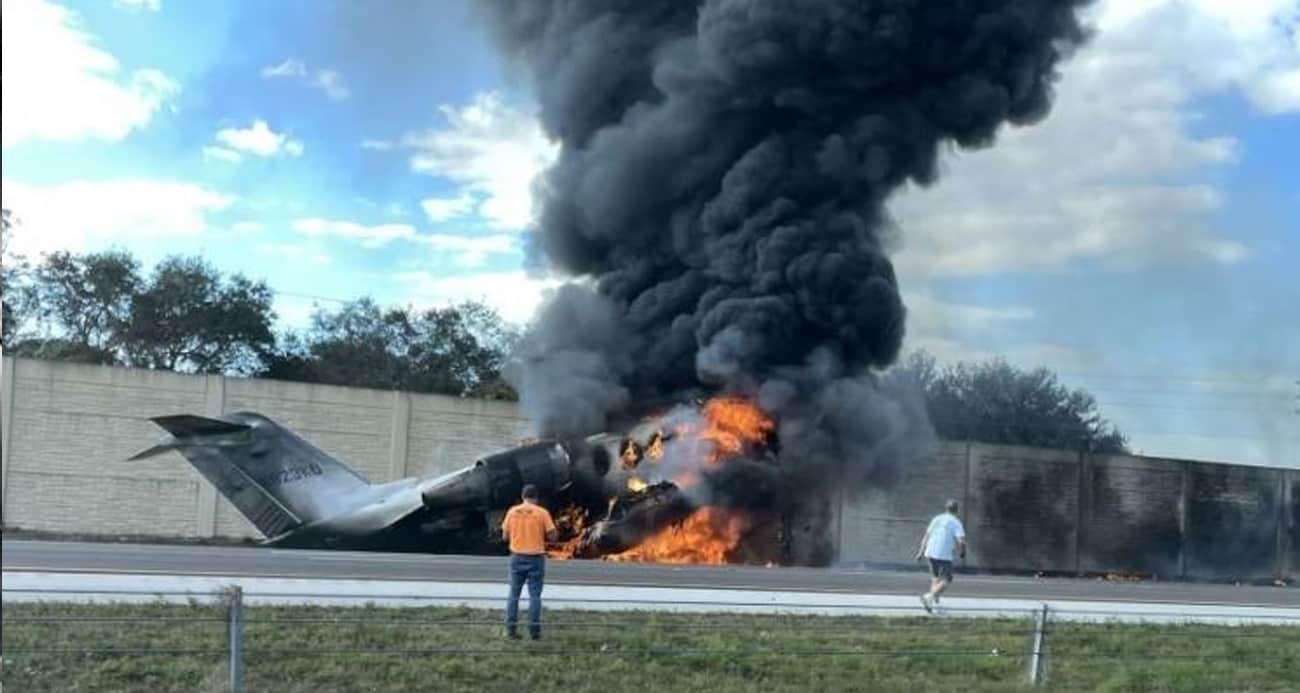 Florida’da otoyola inen küçük uçak araca çarpıp alev aldı: 2 ölü