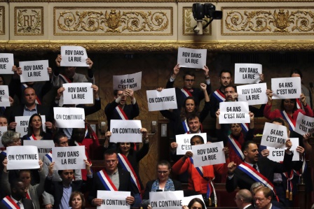 Fransa'da Macron hükümeti gensoru önergesinde kıl payı kurtuldu