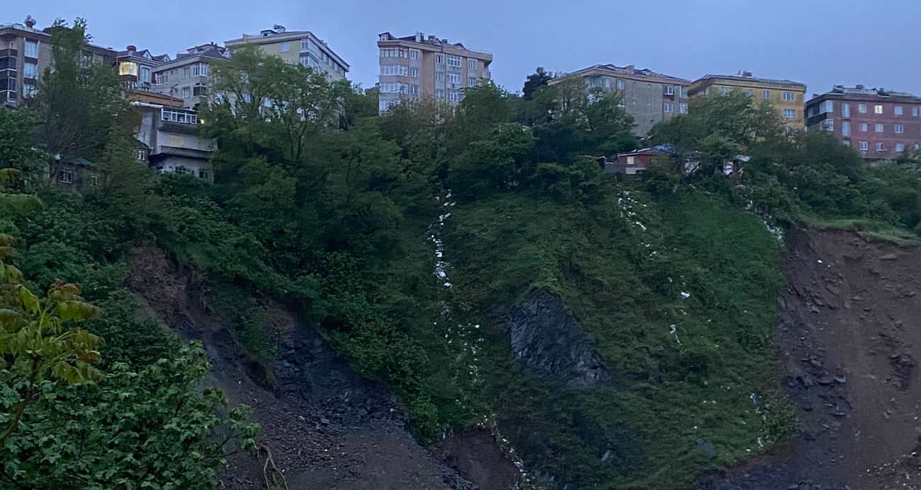 Gaziosmanpaşa’da toprak kaymasının meydana geldiği alan günün ilk ışıklarıyla böyle görüntülendi