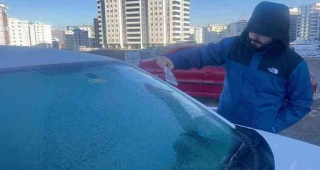 Hava sıcaklığının eksi 11'e düştüğü Erzurum'da her yer buz tuttu