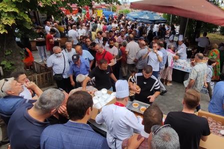 Her yıl bu çorbadan içmek için uzun kuyruklar oluşturuyorlar