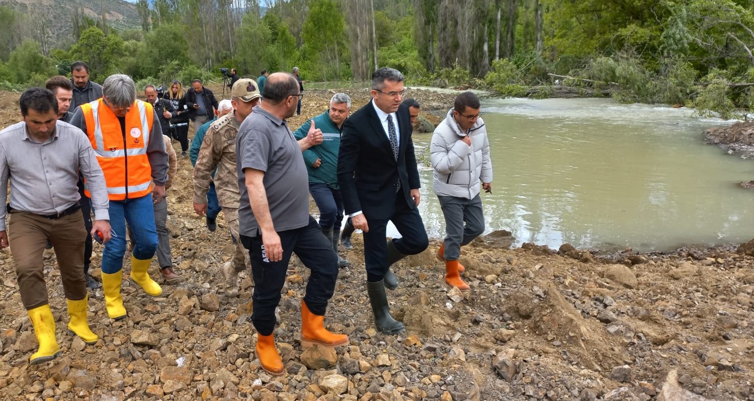 HES'in su borusu patladı, heyelan ve su taşkınlarına neden oldu