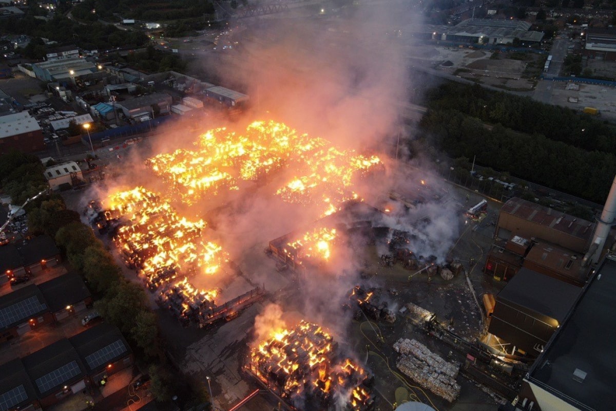 İngiltere'de kağıt fabrikasında yangın