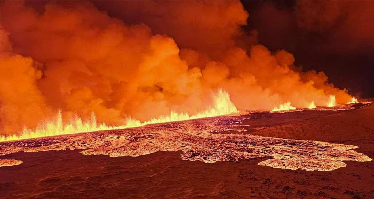 İzlanda’da yanardağ patladı