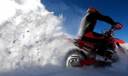Karla kaplanan Ergan Dağı'nın zirvesine motosikletleriyle çıkarak sezonun ilk kayağını yaptılar