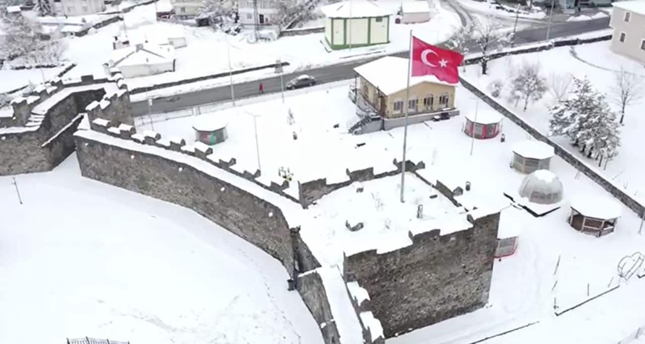 Karla kaplanan tarihi Ardahan Kalesi havadan görüntülendi